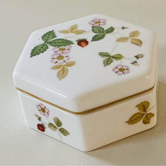 Vintage Wedgwood Wild Strawberry Pattern Trinket Box, Fine  Wedgwood wild strawberry trinket box
